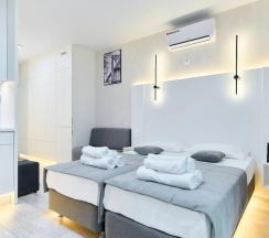 Двухместный номер Deluxe с балконом и с видом на город 2 отдельные кровати в Апартаменты Новые в Минск-Мир возле Avia mall