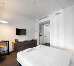 Стандарт с большой кроватью для маломобильных гостей в Delta Sirius