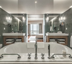 Люкс Residential, с доступом в Swiss Executive Lounge - с большой двуспальной кроватью в Swissotel Красные Холмы