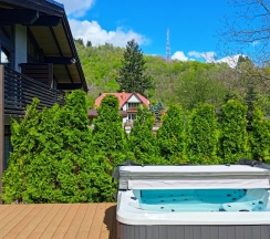 Семейный коттедж с балконом и с красивым видом из окна в Калайчев двор