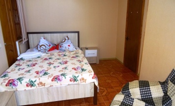 Четырёхместный семейный номер Standard с балконом и с видом на город в Якорь