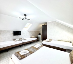 Пятиместный номер Standard с балконом в Ольга