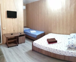 Комната стандарт с 1 односпальной и 1 двуспальной кроватью в На Уютной 10