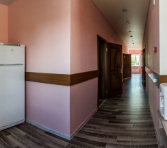 Трёхместный номер с двуспальной и односпальной кроватью в Надежда