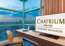 Одноместный люкс c 1 комнатой с видом на реку односпальная кровать в Chatrium Hotel Riverside Bangkok