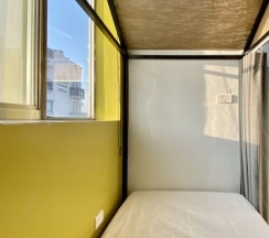 Кровать в общем номере с балконом в Bayhouse Hostel Penghu