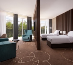 Номер Executive Suite Great с двуспальной кроватью, двумя односпальными кроватями, кресло-кроватью и диван-кроватью в Movenpick Resort&SPA Anapa Miracleon