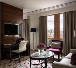 Номер Гранд Премьер Кинг в Four Seasons Hotel Moscow