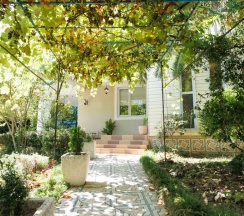 Коттедж с 6 комнатами с балконом и с красивым видом из окна в Дом пробуждения