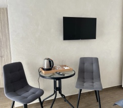 Четырёхместный люкс с 2 комнатами с балконом и с красивым видом из окна в Вилла Абхазия