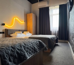 Трехместный номер с кроватью размера "King-size" и односпальной кроватью в THouse