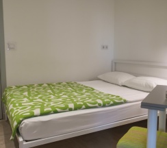 Двухместный номер с двуспальной кроватью, ванной комнатой, без окна в Sunny Sochi Hostel