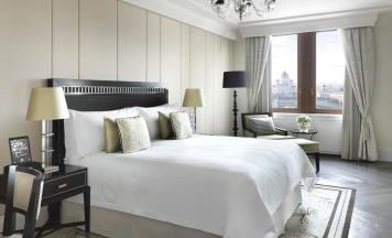 Номер люкс делюкс с 1 двуспальной кроватью в Four Seasons Hotel Moscow