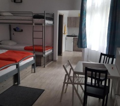 Двухместные апартаменты с балконом двуспальная кровать в Hostel Lwowska 11