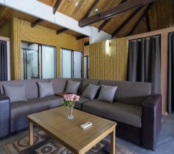 Кровать в общем номере в Club Fiji Resort