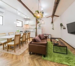 Коттедж с 5 комнатами в Nao's House USJ