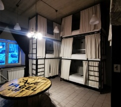 Кровать в 12-ти местном номере в Ягель лофт