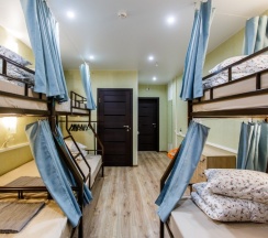 Женский номер на 8 человек с ванной комнатой. Верхнее место (ширина 90 см.) в Nice hostel Crocus
