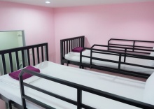 Семейный номер Standard с балконом в Beehive Magenta Patong Hostel