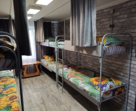 Кровать в общем номере (мужской номер) в Подсолнух