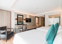 Четырёхместный люкс с 2 комнатами 2 отдельные кровати в Отель Citrus Suites Sukhumvit 6 by Compass Hospitality