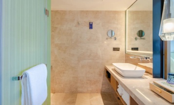 Четырёхместный номер Kid Theme Premium с видом на бассейн в Holiday Inn Resort Sanya Bay by IHG