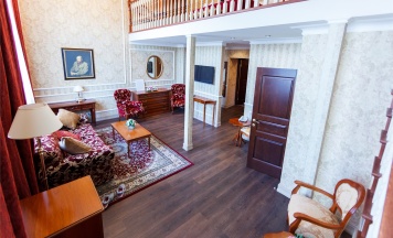 ЛЮКС "ДОСТОЕВСКИЙ Ф.М." С ВИДОМ НА УЛ. МИЛЛИОННУЮ в Екатерина