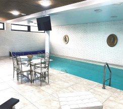 Семейный люкс с собственным бассейном в Rest house