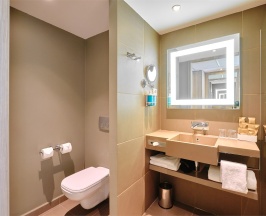 Номер Family с двуспальной кроватью и софой в Novotel Krasnoyarsk center