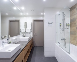PREMIER SUITE c одной двуспальной кроватью, видом на горы и диваном-кроватью в гостиной зоне (с балконом) в Green flow