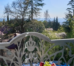 Студия Панорамная с балконом, мини кухней и видом на город и зелёную зону в Амбассадор