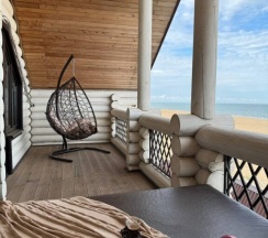 Коттедж с балконом и с красивым видом из окна в Domik_05