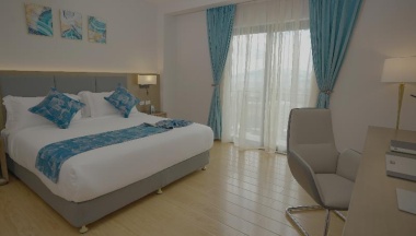 Двухместный номер Standard с балконом двуспальная кровать в Stay Easy Plus Hotel