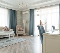 Двухместный люкс Provence №30 с 2 комнатами с балконом и с видом на парк двуспальная кровать в Лель