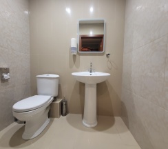 Номер "Делюкс" четырёхместный с двумя двуспальными кроватями в Brut hotel