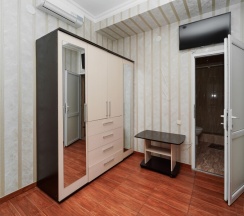 Трёхместная комната с тремя односпальными кроватями в Чайка