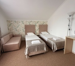 Номер с двумя односпальными кроватями и балконом в Киви