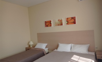 3-местный номер стандарт с 3 односпальными кроватями в Лидия