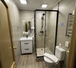 Четырёхместная комната с собственной мини - кухней для 4 взрослых / Quadruple room with private kitchenette в Pio