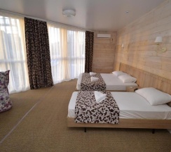 Номер улучшенный семейный с 1 односпальной и 1 двуспальной кроватью в Villa na peske
