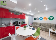Комната в нежных тонах с двуспальной кроватью. в Star home