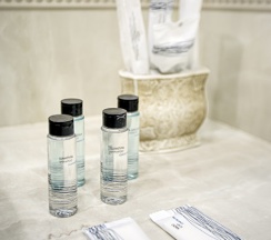 Двухместный номер Superior с балконом и с видом на море двуспальная кровать в Exclusive Hotel&Apartments