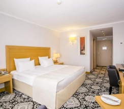 Двухместный номер Deluxe с видом на горы двуспальная кровать в Hotel Marinela Sofia