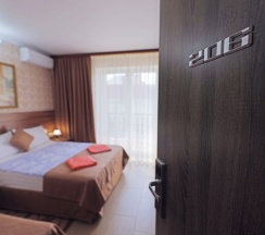 Трёхместный номер с балконом в Лорис