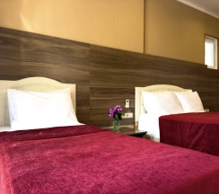 Трёхместный номер Супериор c 1 комнатой с балконом и с красивым видом из окна в Aimara