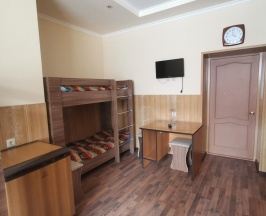 Кровать в 6-местном общем номере в Энви