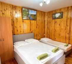 Трёхместный номер Comfort с балконом и с красивым видом из окна в Южный