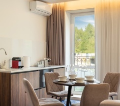 Апартаменты люкс с балконом для 5 гостей в V Hotel&Rooftop lounge