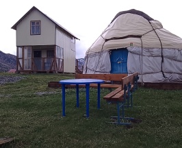 Четырехместный номер с 1 двуспальной или 2 односпальными кроватями с видом на горы в Озёра Красной горы