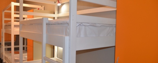 Двухъярусная кровать в общем номере для мужчин с 4 кроватями в Белый тополь